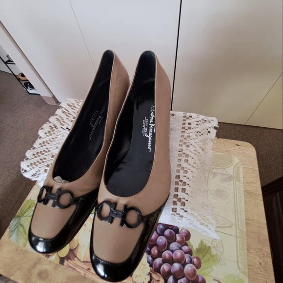 Salvatore Ferragamo Gancini Low Heel Taupe/Black Low Heel Pumps 9B - Picture 7 of 11